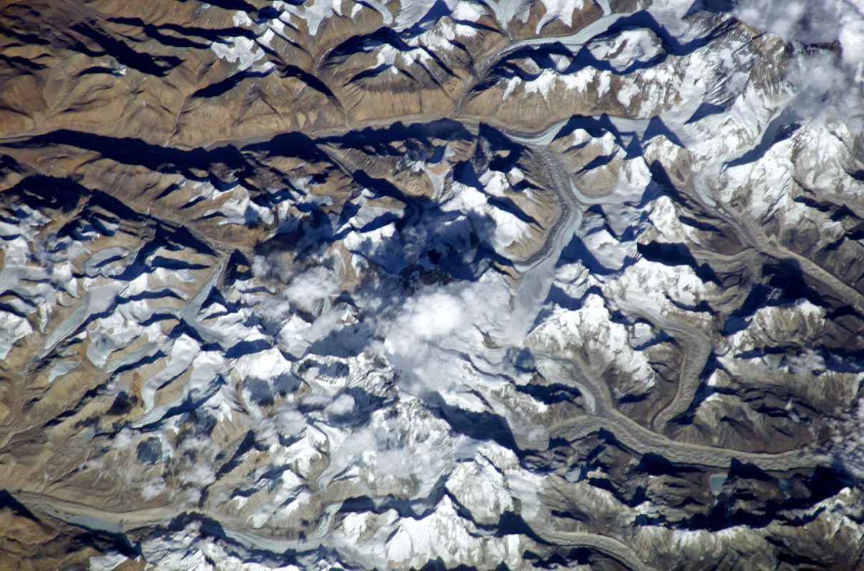 23 Nasa ISS008-E-18911 Cho Oyu to Gyachung Kang, Everest From West